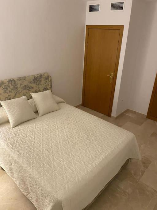 Central Estepona 3 Bed Apt With Pool And Parking Exterior photo